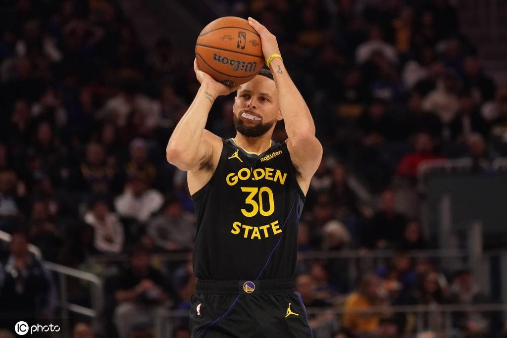 勇士官方:库里右腿股四头肌挫伤 将接受MRI检查